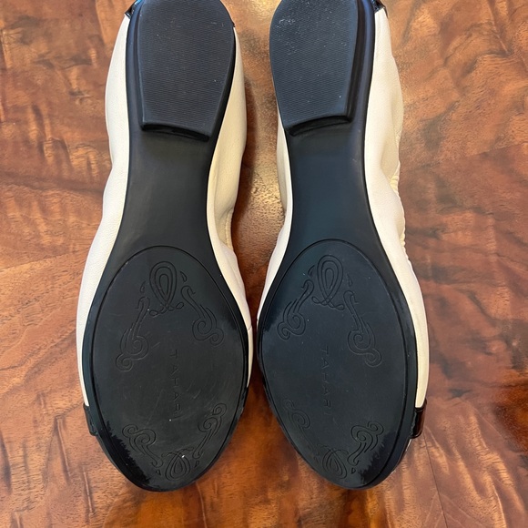 Tahari Gloria Ballet Flat Shoe Black/Cream Gorgeous Detail! Comfy 8M EUC! - Picture 5 of 5
